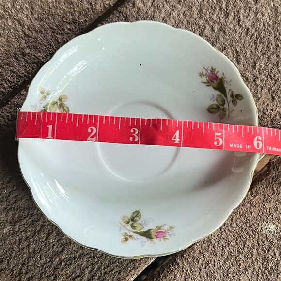 Vintage Japan Porcelain Roses Teacup & Saucer with Gold Trim, Set #1 - Picture 10 of 11